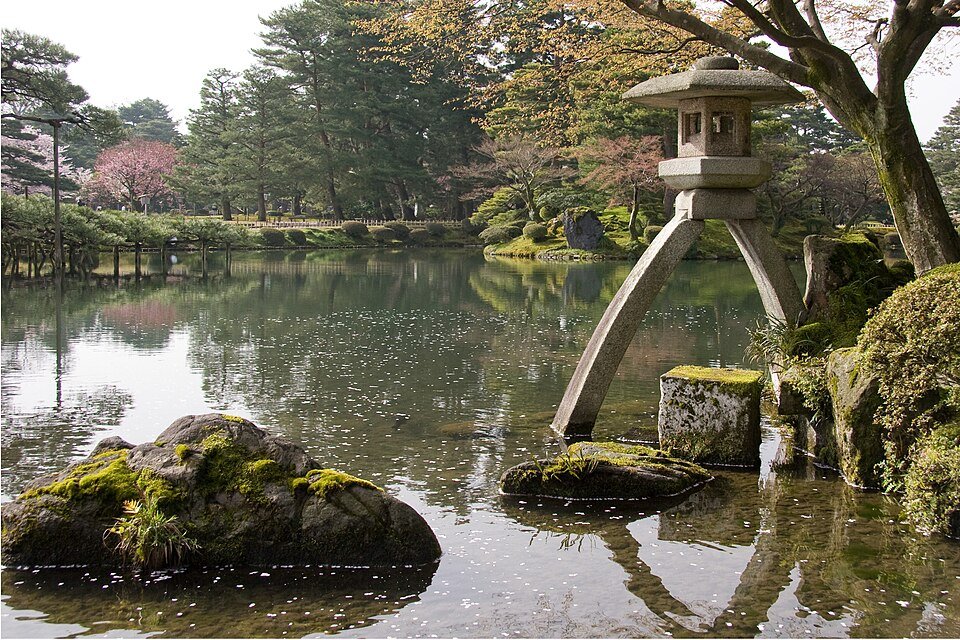 金沢・兼六園の徽軫灯籠