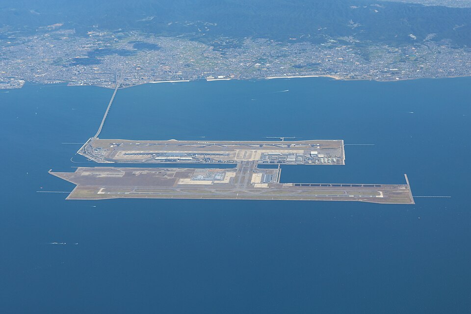 海上の人工島につくられた関西国際空港