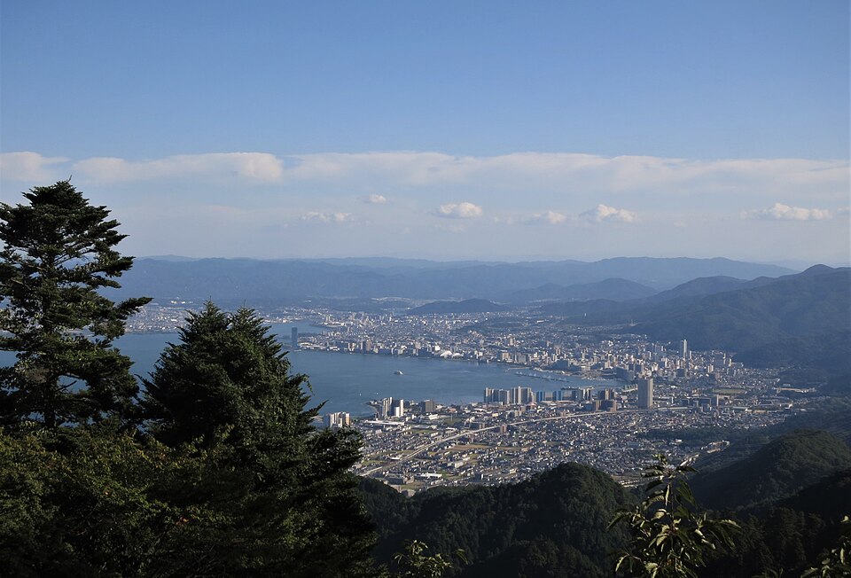 琵琶湖の南端に広がる大津市の街