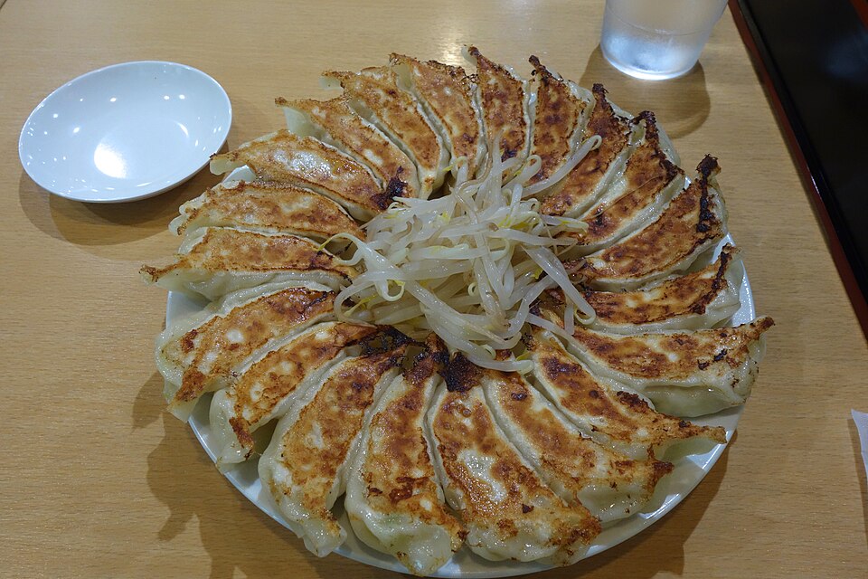 円形に焼き並べた浜松餃子