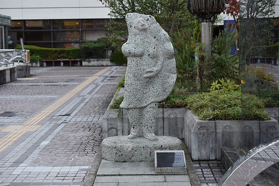 宇都宮駅前に立つ餃子像