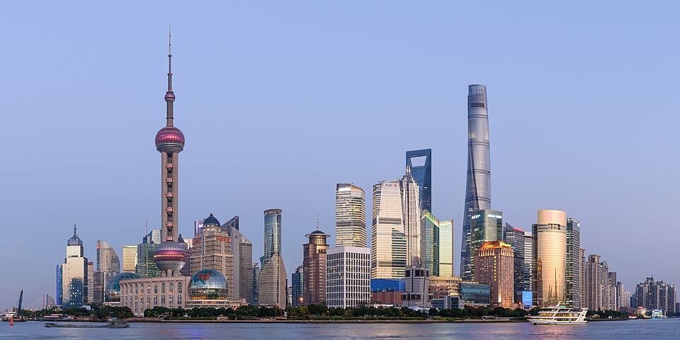 中国・上海の浦東の高層ビル群