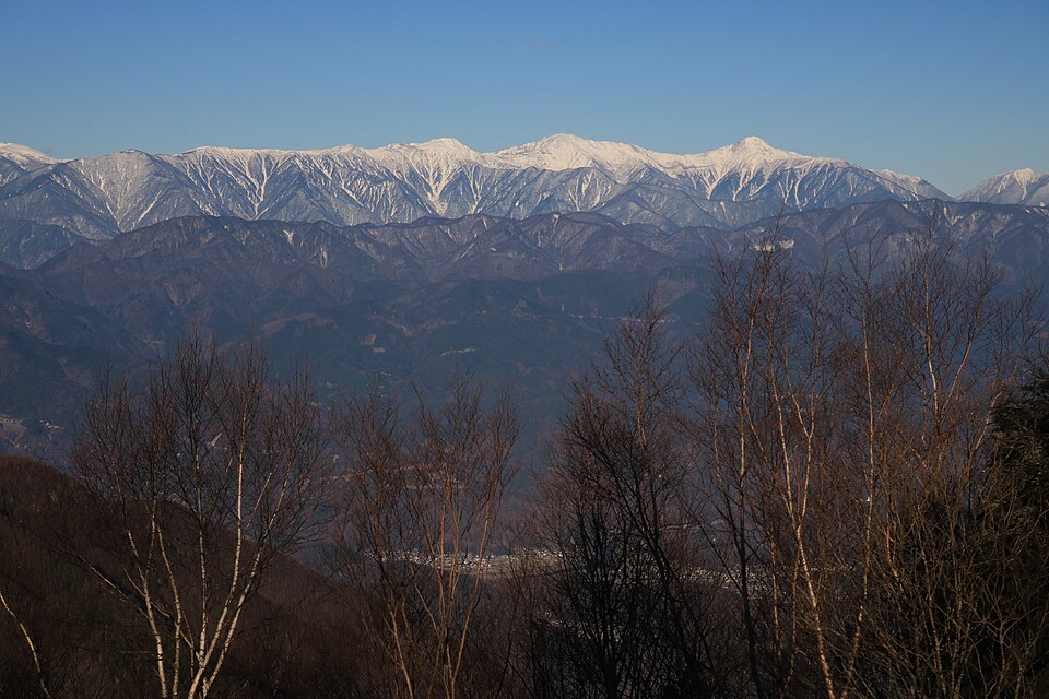 白峰三山の稜線(農鳥岳・間ノ岳・北岳)