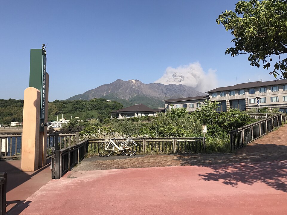 鹿児島市の港から見た桜島