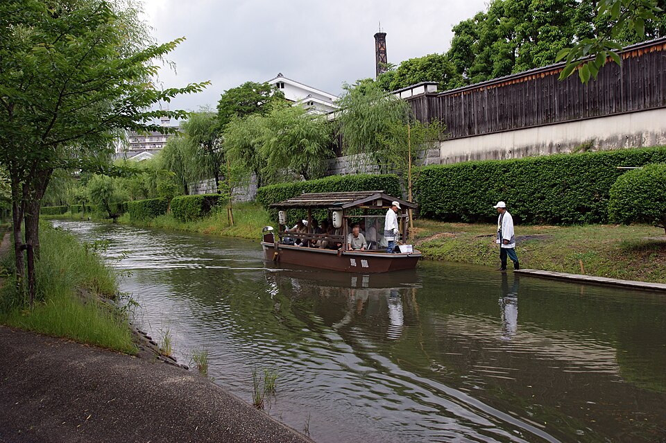 京都市伏見区の濠川と酒蔵